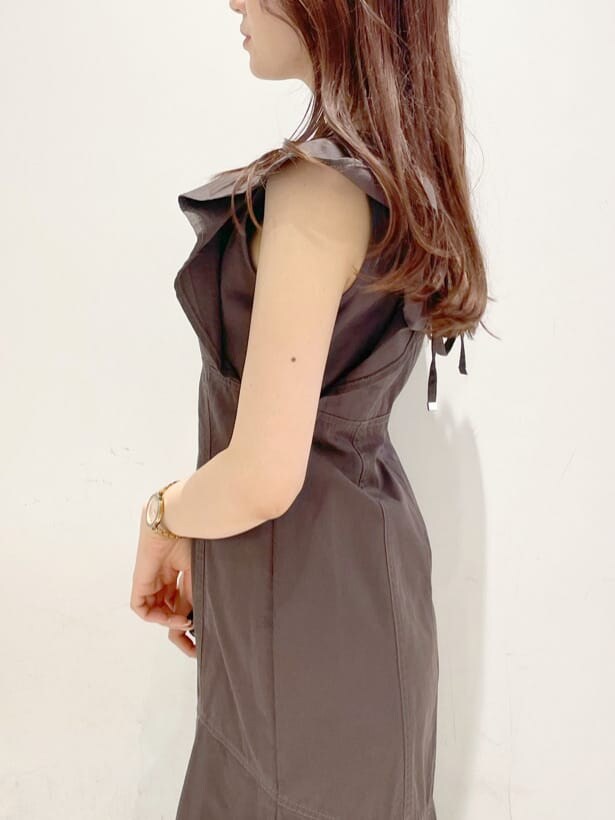 その他のサンダル、ブラウン系のワンピースを着用したレディースの春コーディネートの5枚目の写真