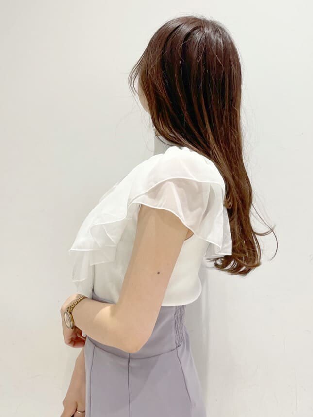 パープル系のスカート、その他のサンダル、ホワイト系のニット/セーターを着用したレディースの春コーディネートの5枚目の写真