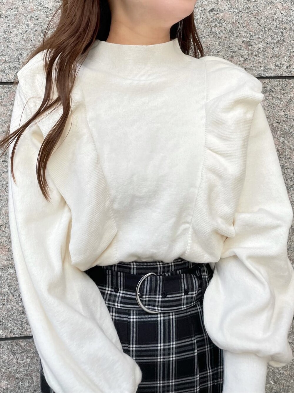 ブラック系のその他シューズ、ホワイト系のブルゾン、ホワイト系のニット/セーターを着用したレディースの秋コーディネートの6枚目の写真