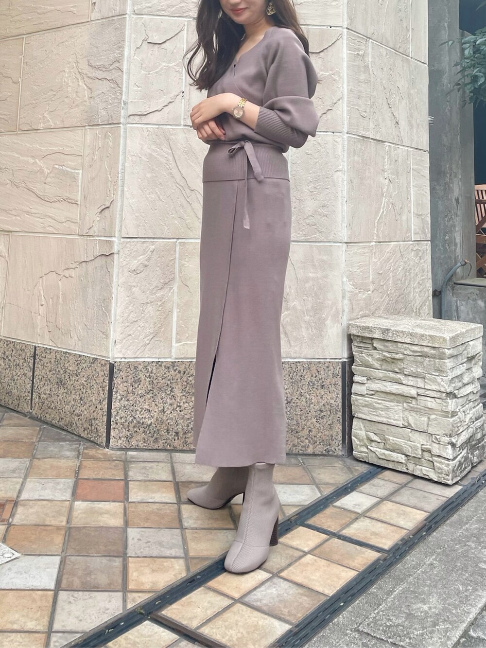 ベージュ系のトレンチコート、ブラウン系のスカートを着用したレディースの冬コーディネートの3枚目の写真