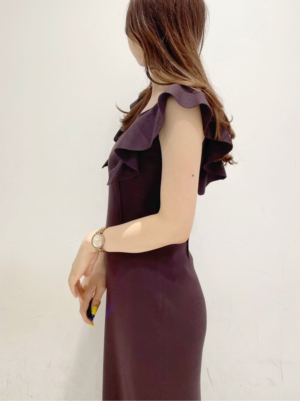 その他のサンダル、ブラウン系のワンピースを着用したレディースの春コーディネートの4枚目の写真