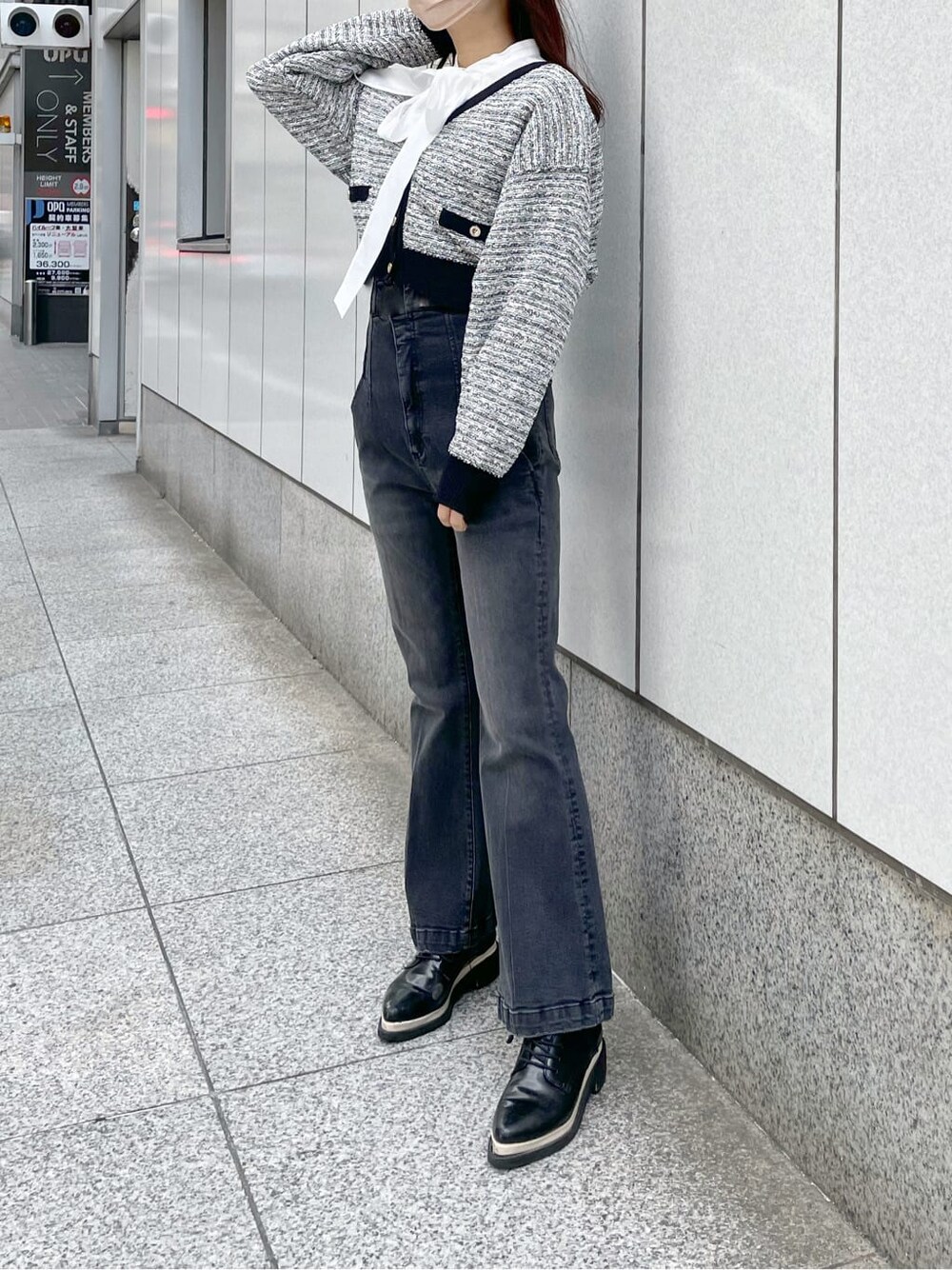 ブラック系のその他パンツ、ホワイト系のシャツ/ブラウス、ブラック系のカーディガン/ボレロを着用したレディースの冬コーディネートの2枚目の写真