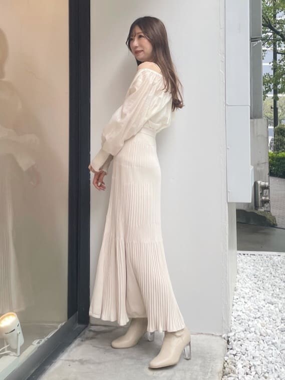 ホワイト系のワンピースを着用したレディースの秋コーディネートの3枚目の写真