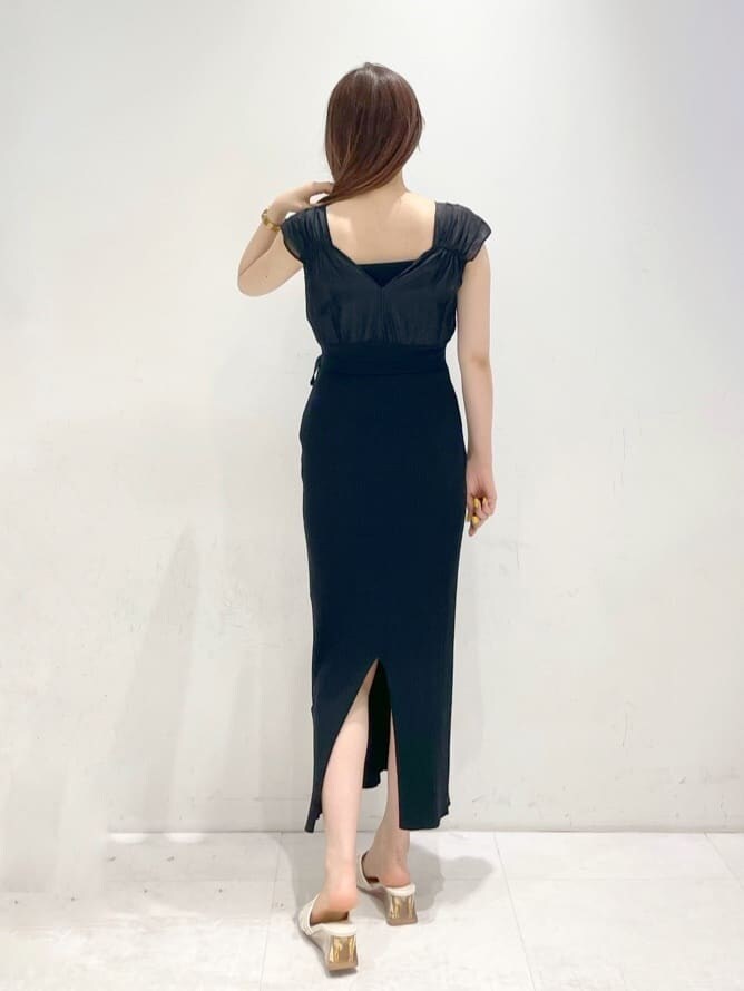 ブラック系のワンピース、ホワイト系のサンダルを着用したレディースの春コーディネートの3枚目の写真