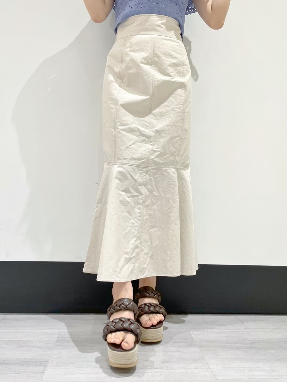 ブルー系のシャツ/ブラウス、ホワイト系のスカート、ブラウン系のサンダルを着用したレディースの冬コーディネートの6枚目の写真