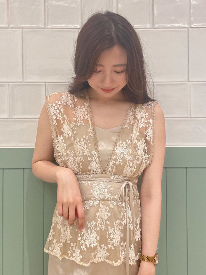 ベージュ系のパンプス、ベージュ系のワンピースを着用したレディースの春コーディネートの4枚目の写真