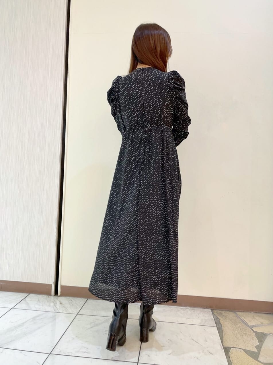 ホワイト系のその他アウター、その他のワンピースを着用したレディースの冬コーディネートの4枚目の写真