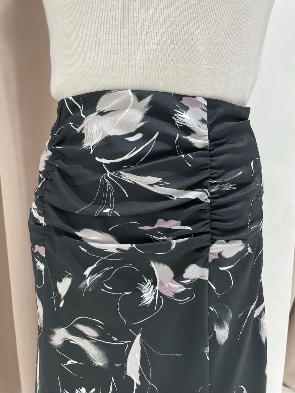 ブラック系のその他シューズ、ホワイト系のニット/セーター、ブラック系のスカートを着用したレディースの秋コーディネートの9枚目の写真