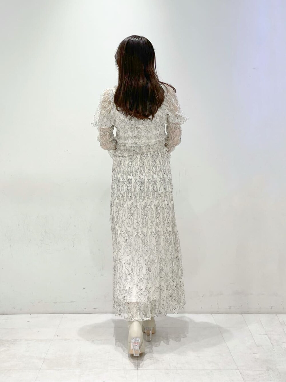 ホワイト系のシャツ/ブラウス、ホワイト系のスカートを着用したレディースの冬コーディネートの4枚目の写真