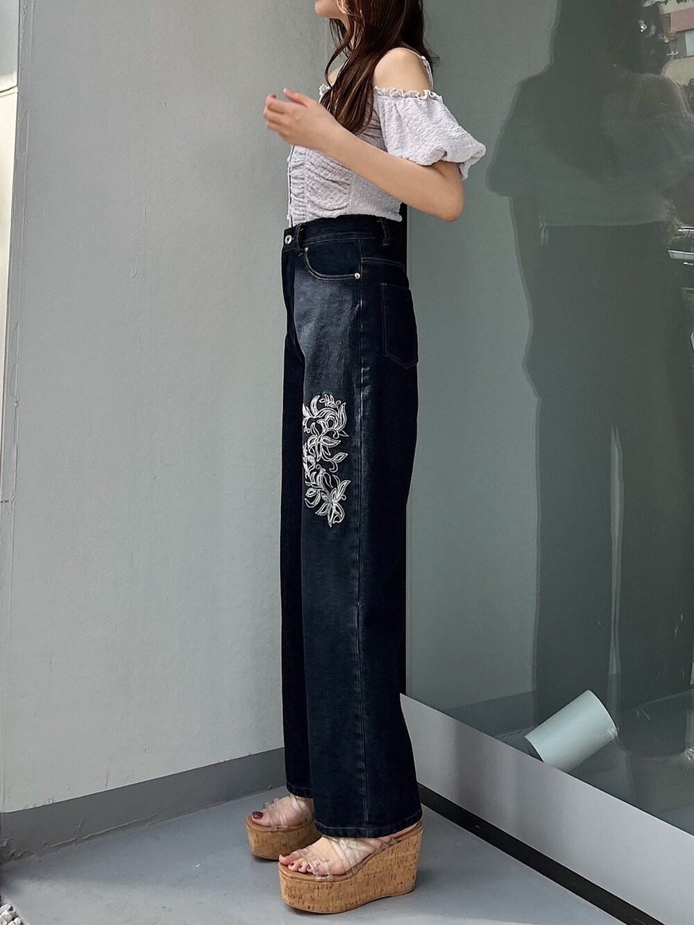 パープル系のTシャツ/カットソー、ブルー系のデニムパンツ、その他のサンダルを着用したレディースの夏コーディネートの3枚目の写真