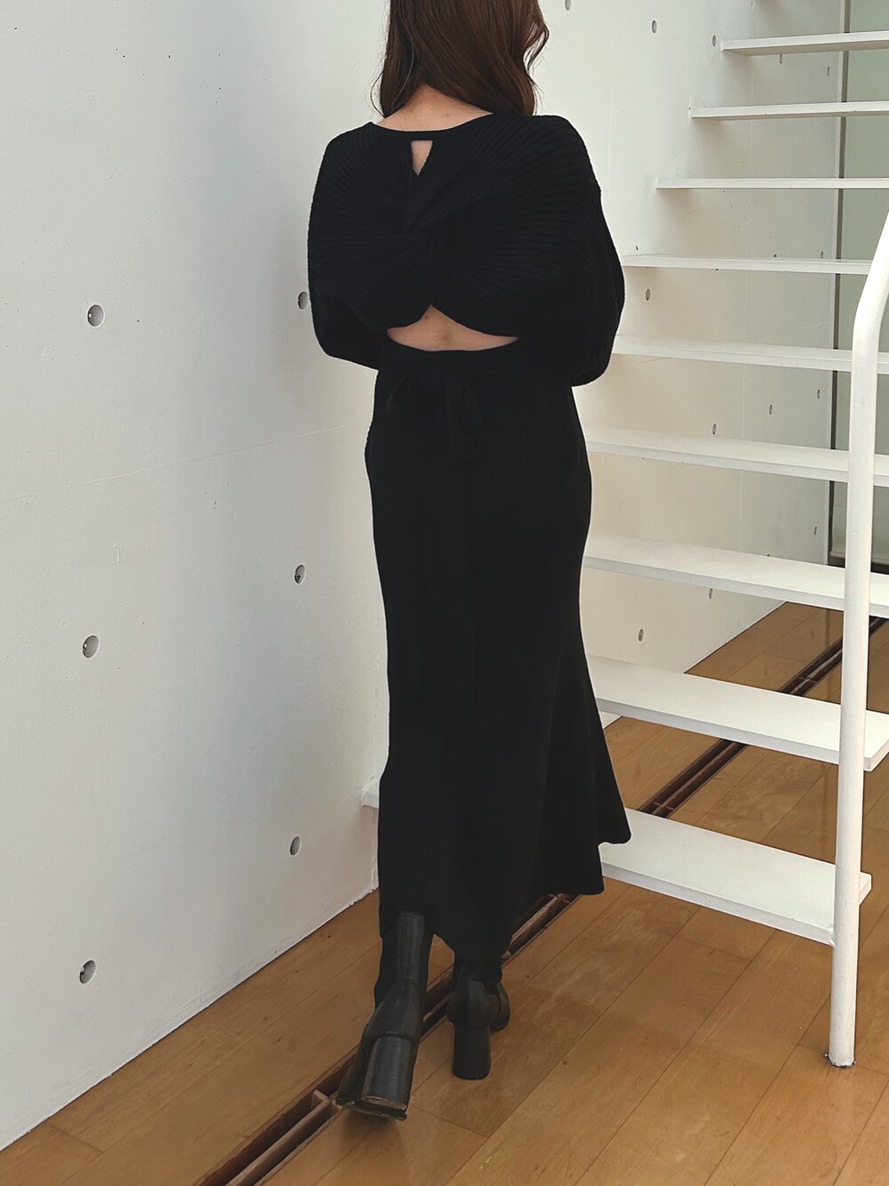 ブラック系のワンピース、ブラック系のブーツを着用したレディースの秋コーディネートの2枚目の写真