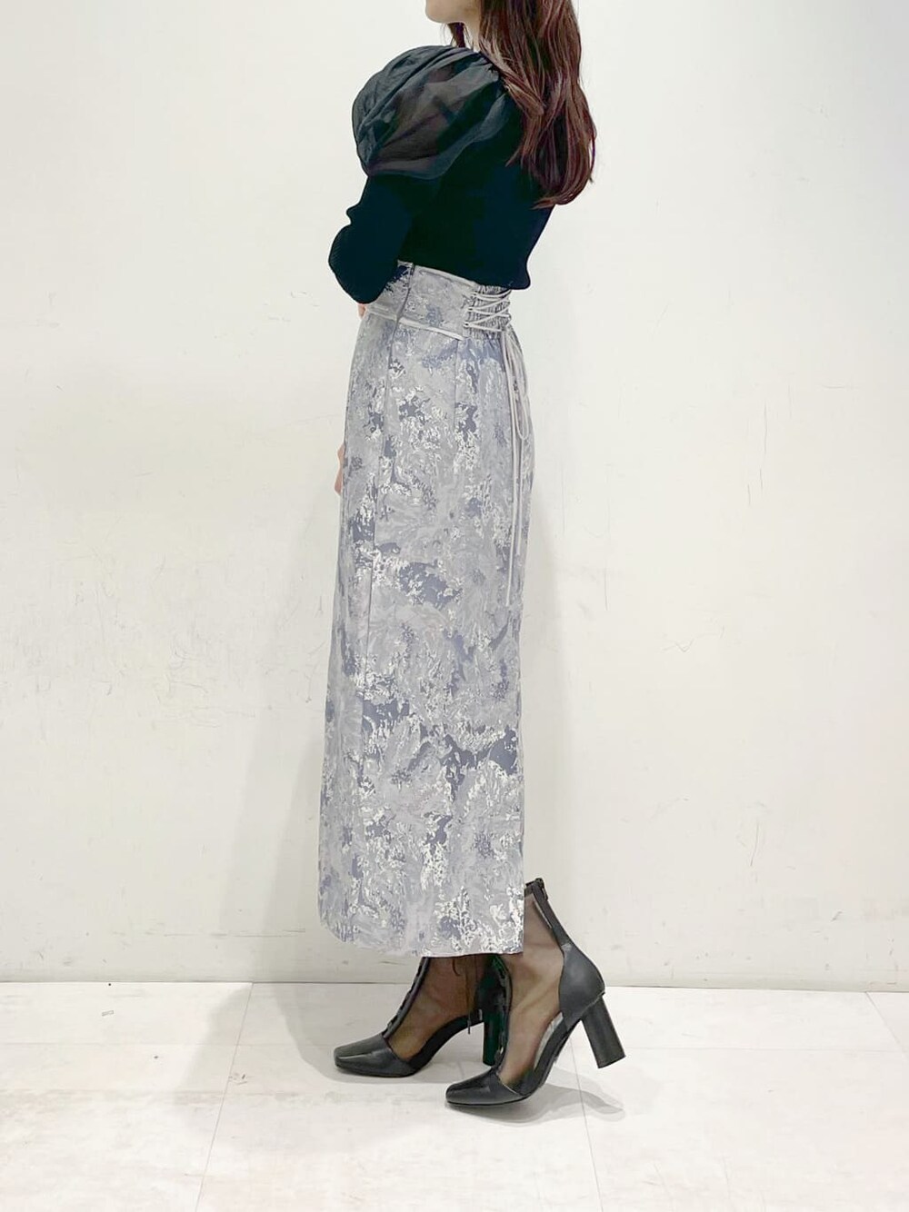 ブラック系のその他シューズ、ブルー系のスカート、ブラック系のニット/セーターを着用したレディースの冬コーディネートの2枚目の写真