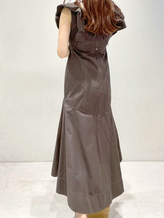 その他のサンダル、ブラウン系のワンピースを着用したレディースの春コーディネートの7枚目の写真