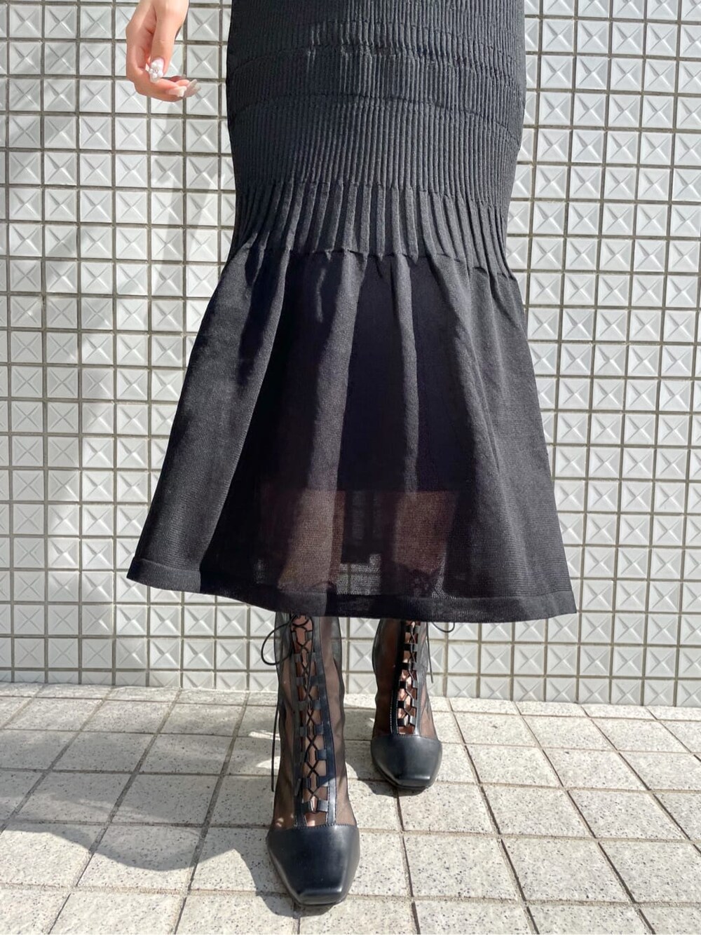 ブラック系のワンピース、ブラック系のその他シューズを着用したレディースの冬コーディネートの6枚目の写真