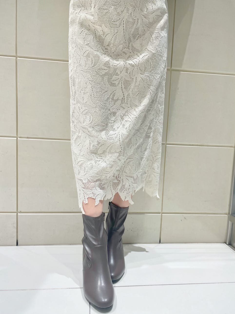 ホワイト系のスカート、ブラウン系のその他シューズ、ブラウン系のカーディガン/ボレロを着用したレディースの夏コーディネートの8枚目の写真