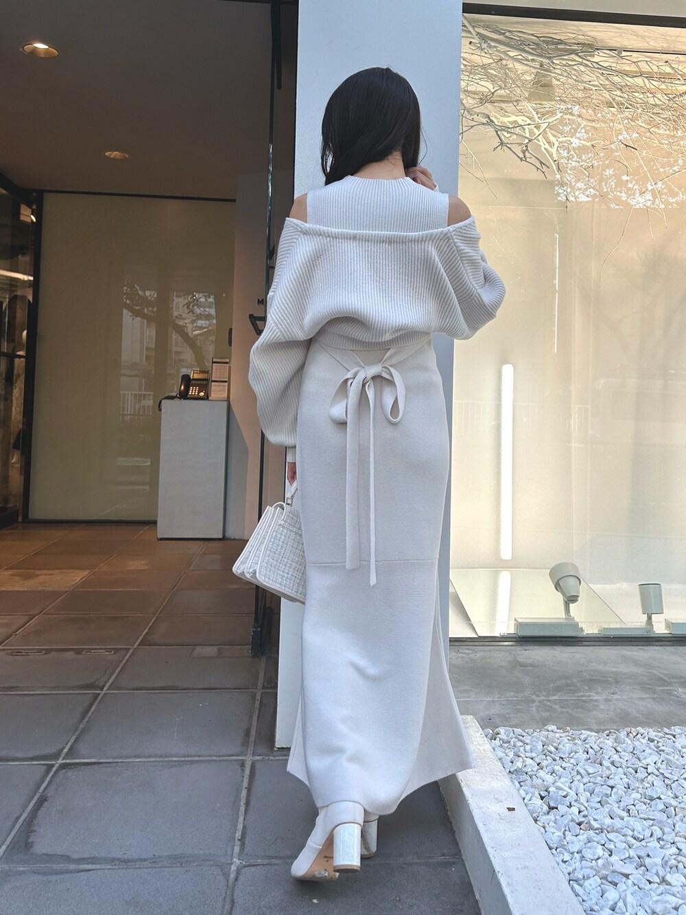 ホワイト系のワンピース、ホワイト系のダウンジャケット/コート、ホワイト系のショルダーバッグを着用したレディースの秋コーディネートの5枚目の写真