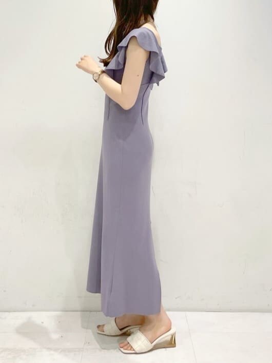 ホワイト系のサンダル、パープル系のワンピースを着用したレディースの春コーディネートの2枚目の写真