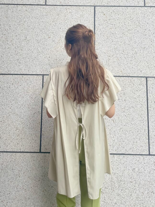 ホワイト系のサンダル、ベージュ系のシャツ/ブラウス、グリーン系のその他パンツを着用したレディースの夏コーディネートの6枚目の写真