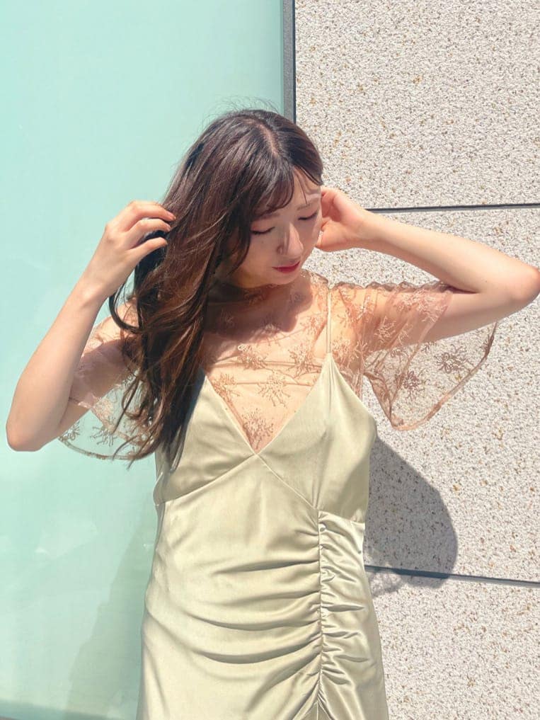 グリーン系のドレス、ベージュ系のパンプスを着用したレディースの夏コーディネートの4枚目の写真