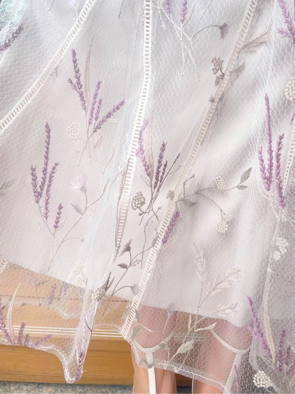 ホワイト系のその他シューズ、ホワイト系のスカート、ブラウン系のニット/セーターを着用したレディースの夏コーディネートの9枚目の写真