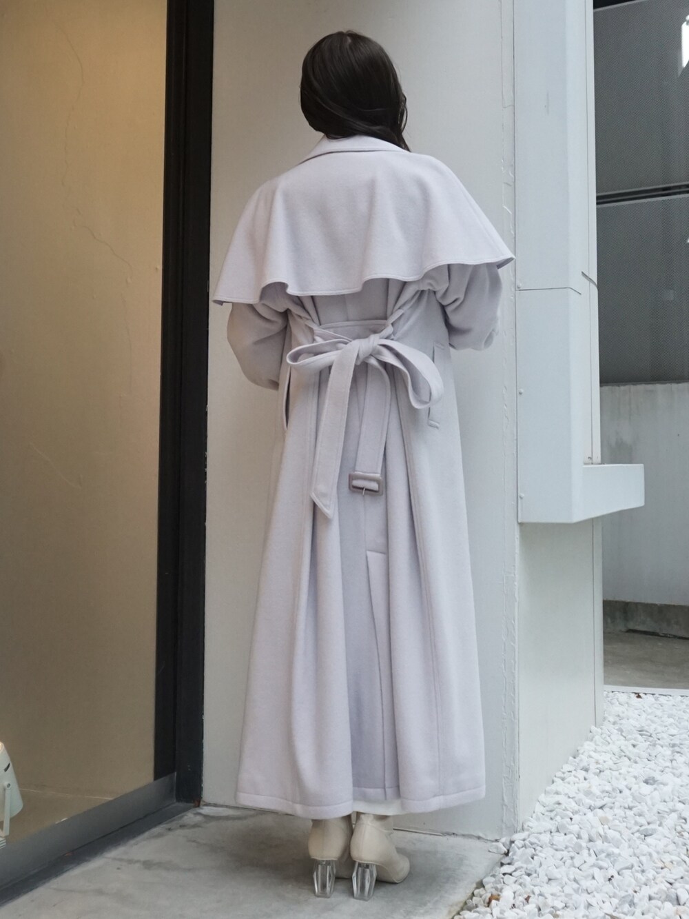 グレー系のその他アウター、ホワイト系のブーツを着用したレディースの冬コーディネートの4枚目の写真