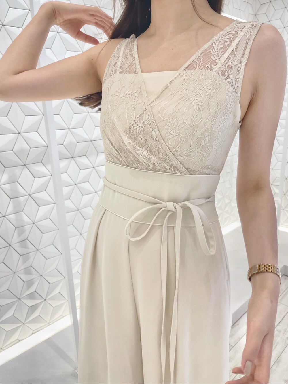 ベージュ系のパンプス、ホワイト系のワンピースを着用したレディースの夏コーディネートの4枚目の写真