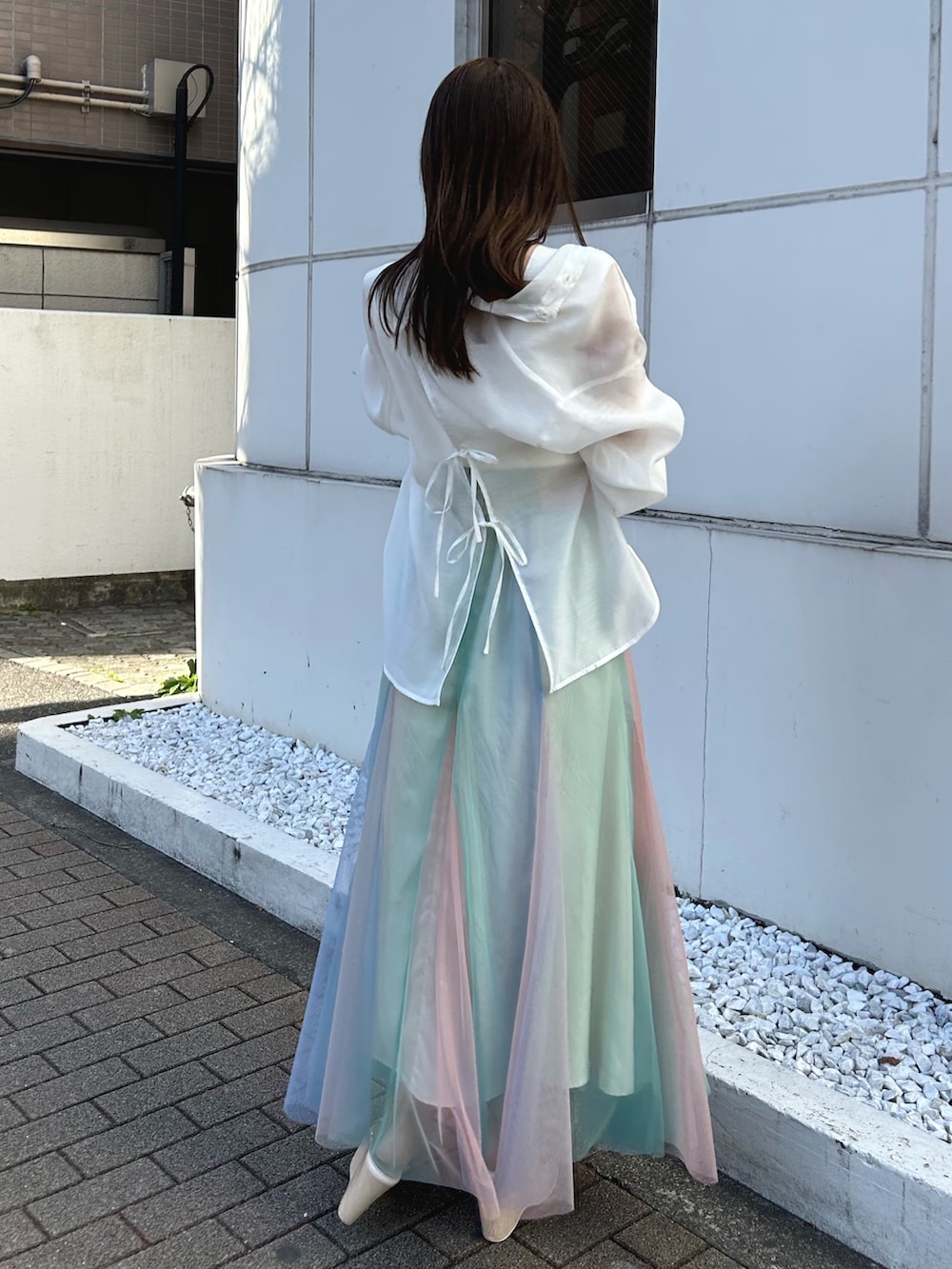 ホワイト系のニット/セーター、その他のサンダル、その他のスカートを着用したレディースの春コーディネートの4枚目の写真