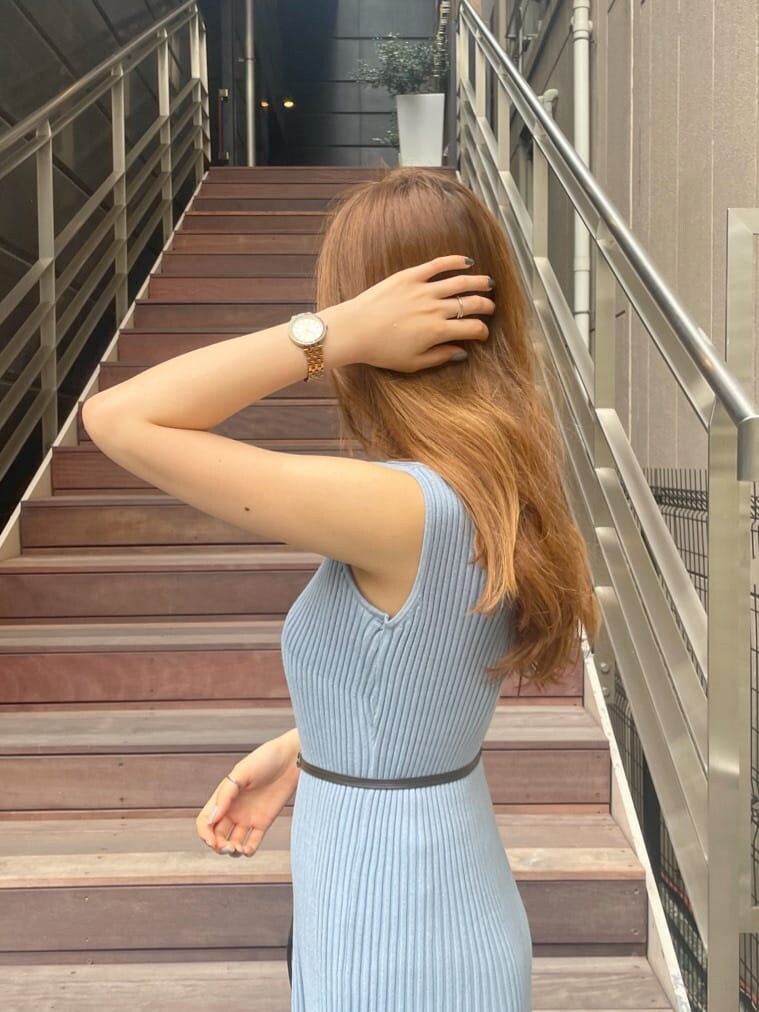 シルバー系のサンダル、ブルー系のワンピースを着用したレディースの夏コーディネートの5枚目の写真