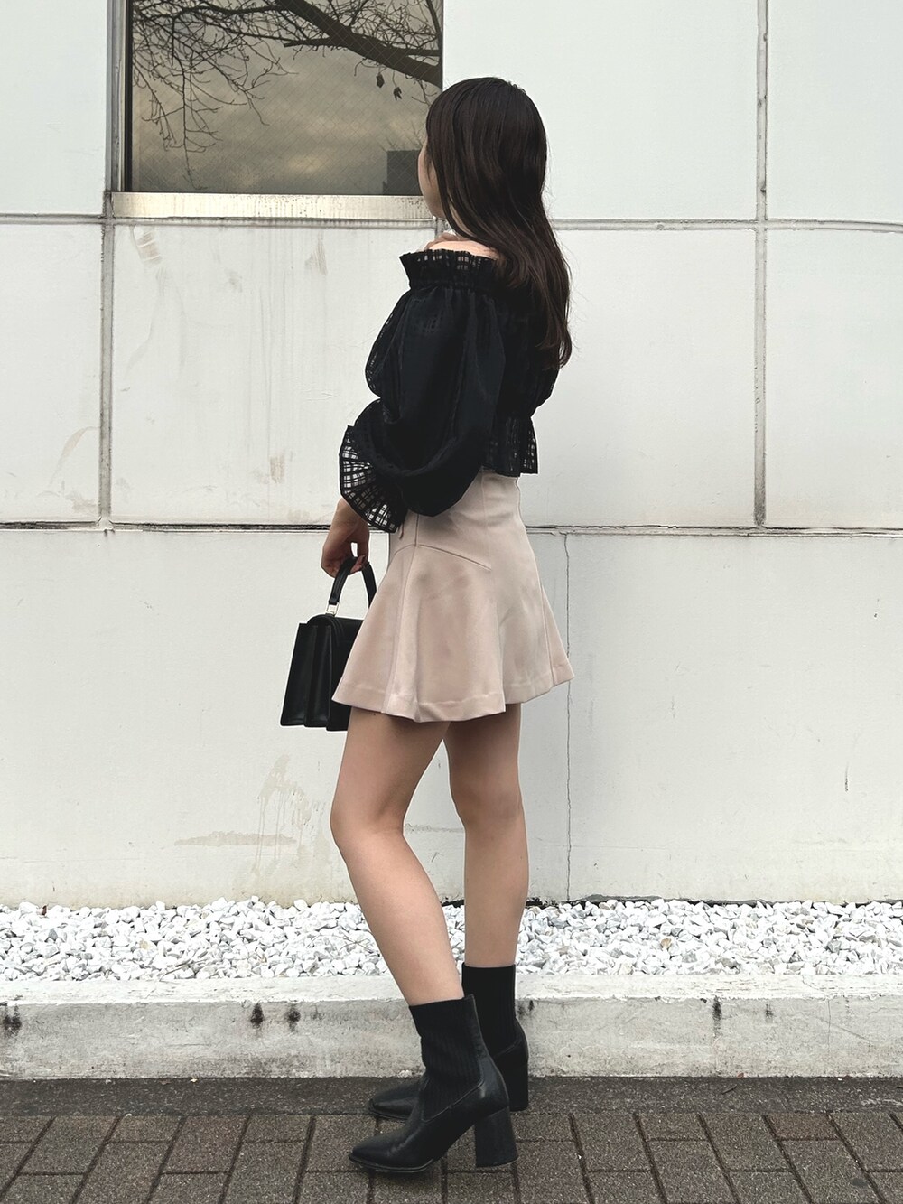 ブラック系のシャツ/ブラウス、ベージュ系のその他パンツ、ブラック系のハンドバッグを着用したレディースの冬コーディネートの3枚目の写真