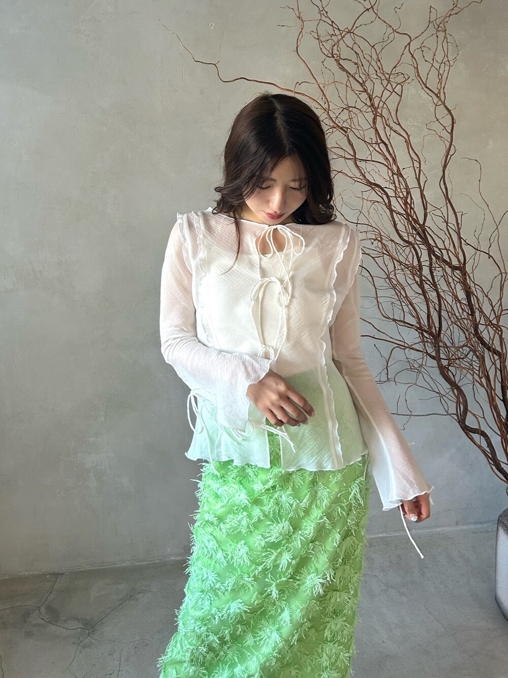 グリーン系のスカート、ホワイト系のシャツ/ブラウスを着用したレディースの冬コーディネートの3枚目の写真