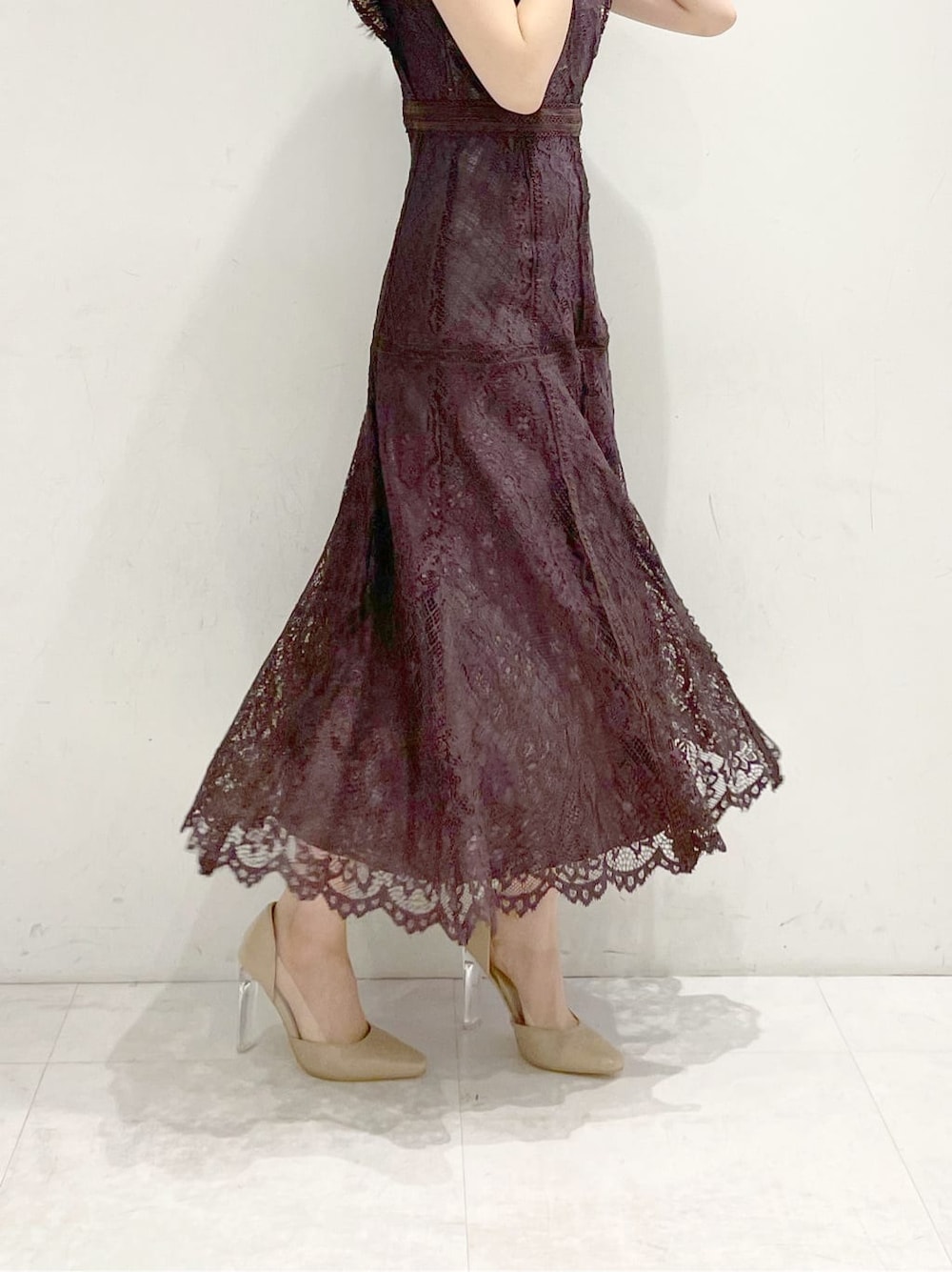 ベージュ系のパンプス、ブラウン系のドレスを着用したレディースの冬コーディネートの5枚目の写真