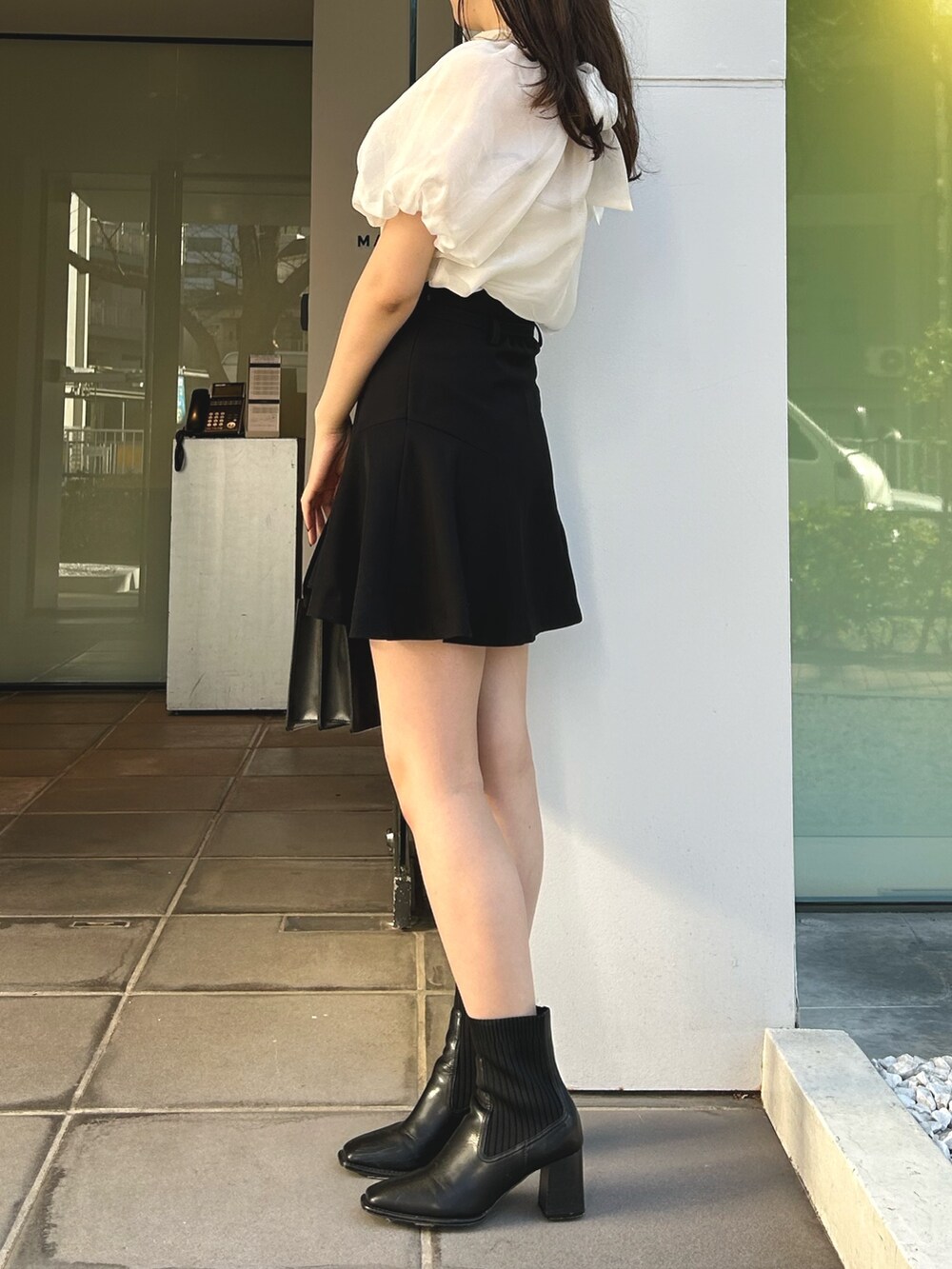 ブラック系のその他パンツ、ホワイト系のシャツ/ブラウスを着用したレディースの冬コーディネートの3枚目の写真