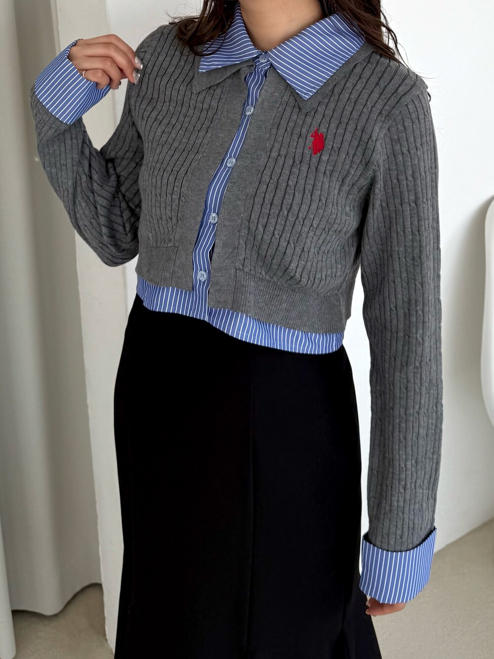 グレー系のカーディガン/ボレロ、ブラック系のスカートを着用したレディースの秋コーディネートの5枚目の写真