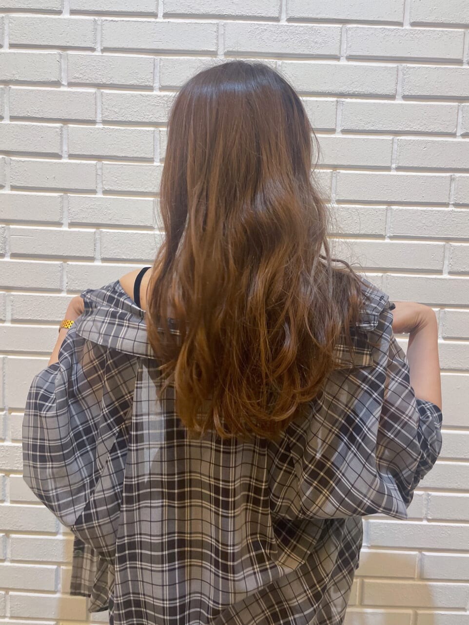 ブラック系のワンピース、ブラック系のシャツ/ブラウス、ブラウン系のサンダルを着用したレディースの夏コーディネートの6枚目の写真