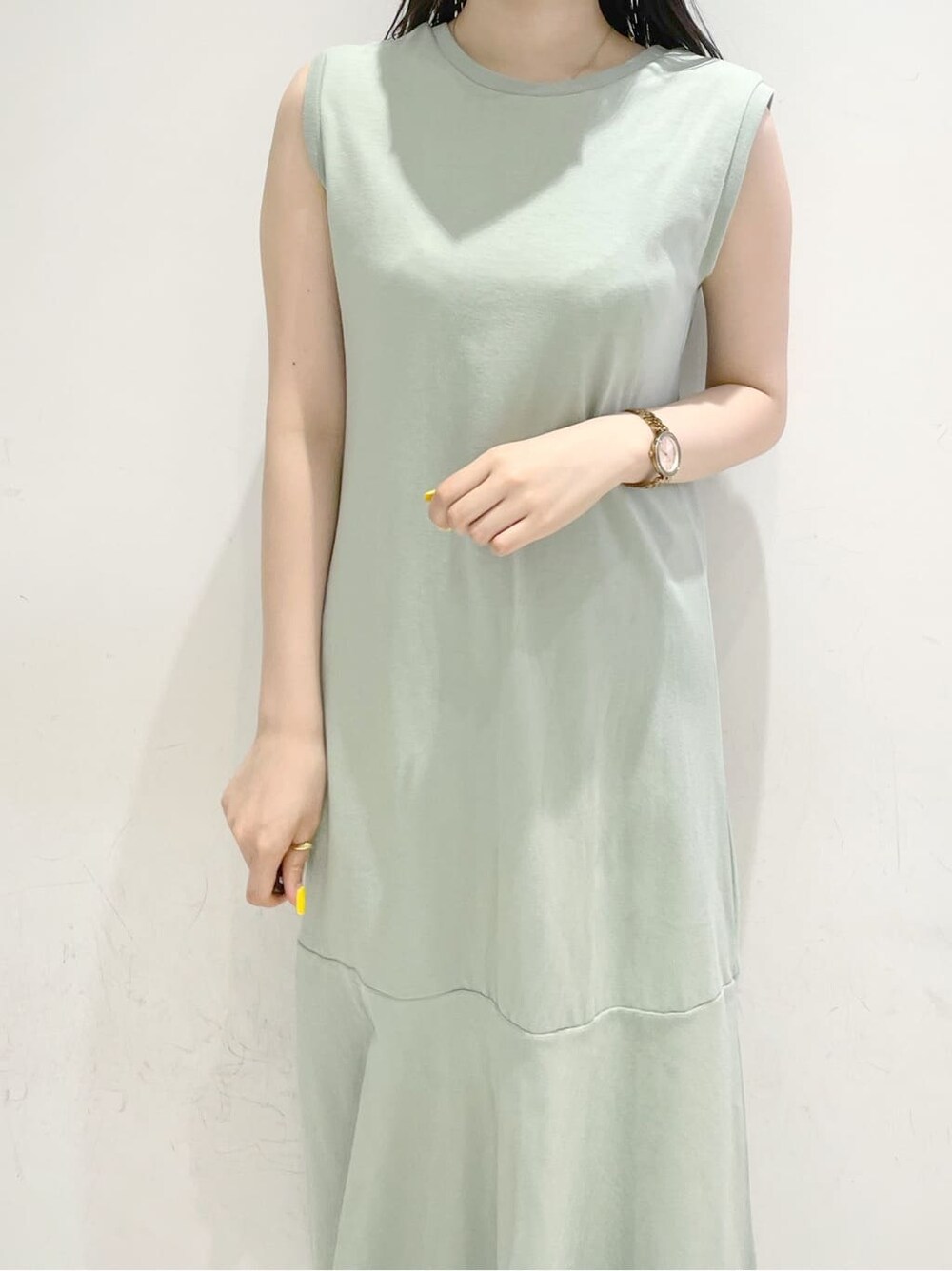 ホワイト系のサンダル、グリーン系のワンピースを着用したレディースの夏コーディネートの5枚目の写真