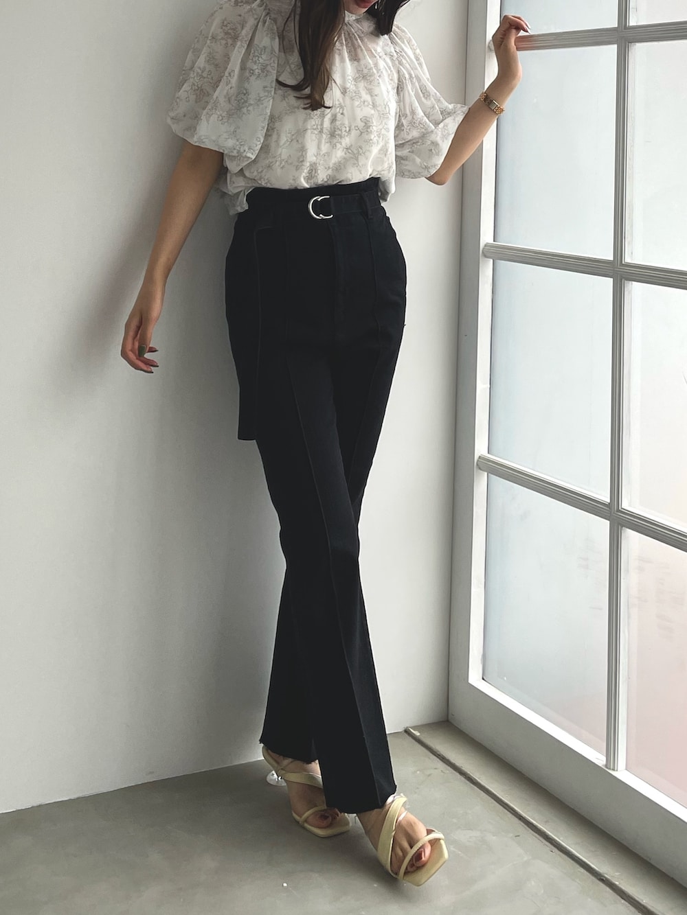 ブラック系のデニムパンツ、ベージュ系のシャツ/ブラウス、イエロー系のサンダルを着用したレディースの春コーディネートの2枚目の写真