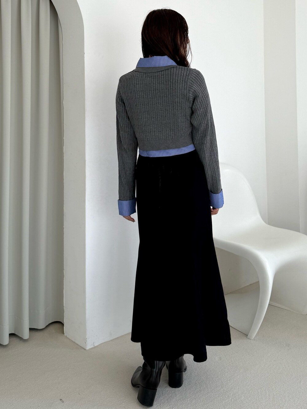グレー系のカーディガン/ボレロ、ブラック系のスカートを着用したレディースの秋コーディネートの4枚目の写真