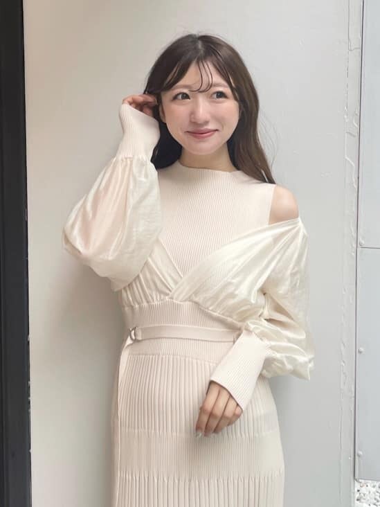 ホワイト系のワンピースを着用したレディースの秋コーディネートの5枚目の写真