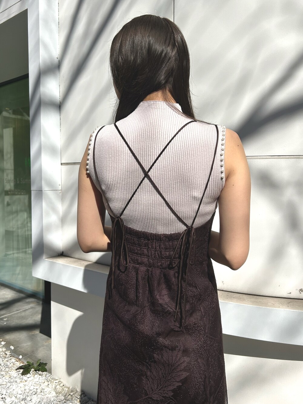 ブラウン系のワンピース、ベージュ系のサンダル、ピンク系のニット/セーターを着用したレディースの冬コーディネートの6枚目の写真