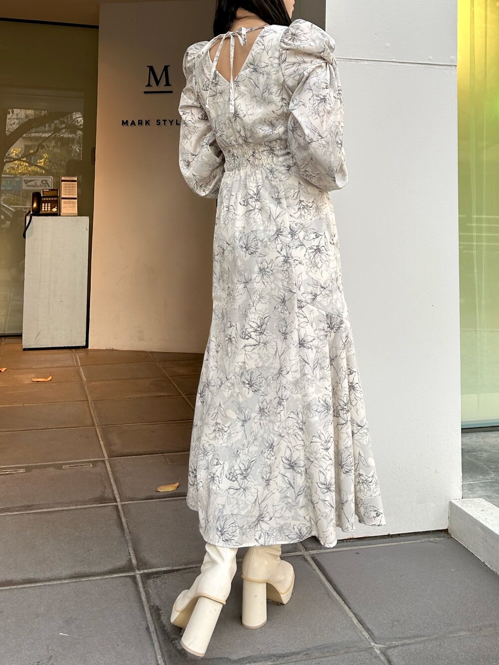 グレー系のワンピース、ホワイト系のブーツを着用したレディースの冬コーディネートの4枚目の写真