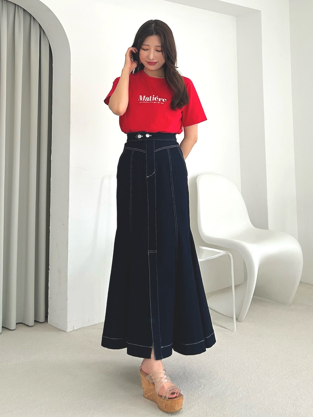 レッド系のTシャツ/カットソー、ブルー系のスカート、その他のサンダルを着用したレディースの春コーディネートの2枚目の写真