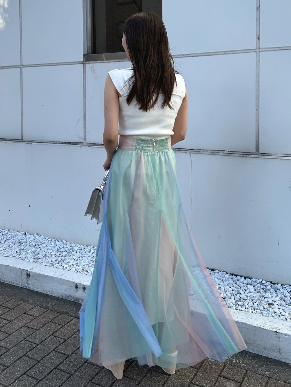 ホワイト系のニット/セーター、その他のサンダル、その他のスカートを着用したレディースの春コーディネートの10枚目の写真