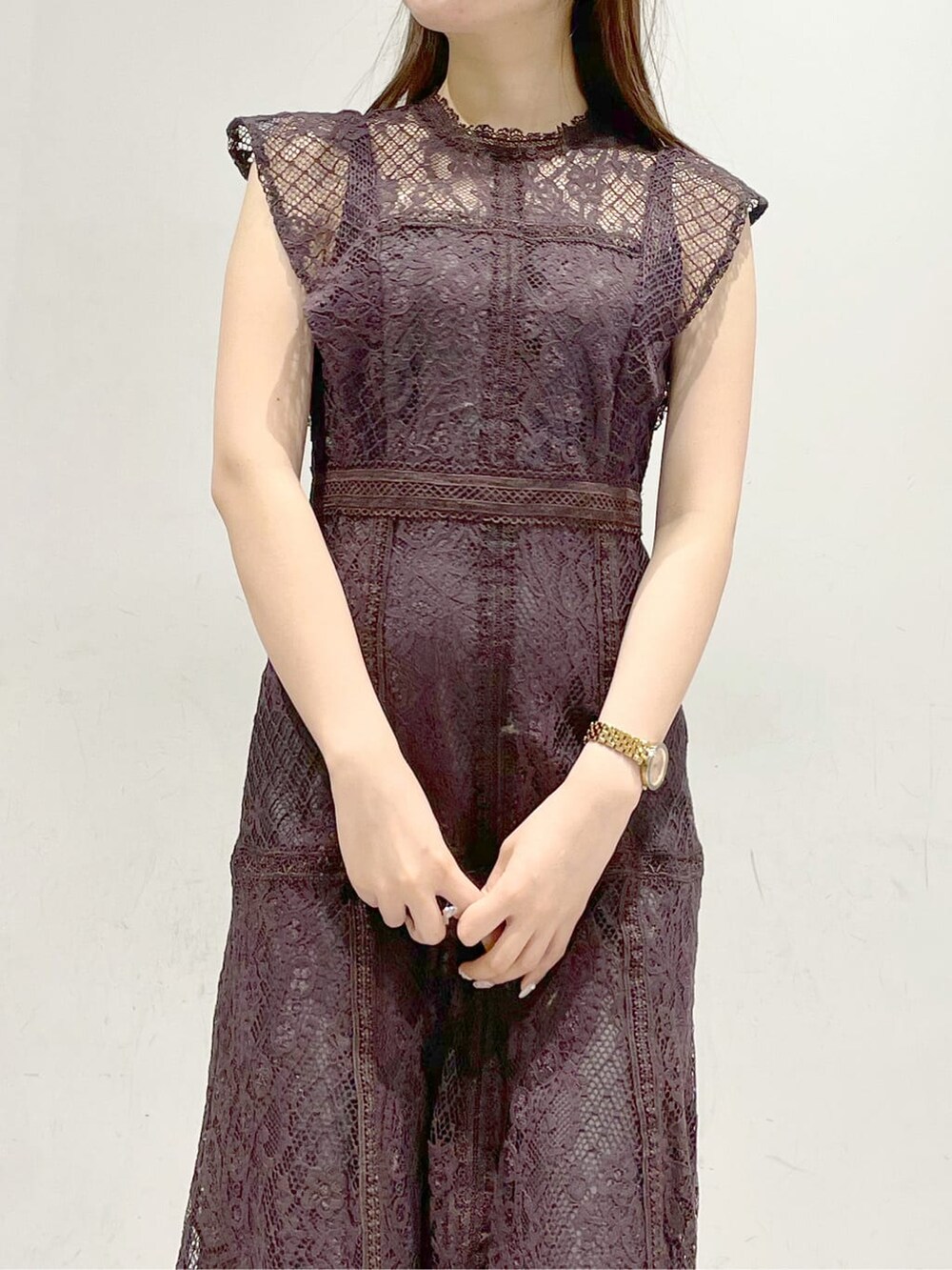 ベージュ系のパンプス、ブラウン系のドレスを着用したレディースの冬コーディネートの3枚目の写真