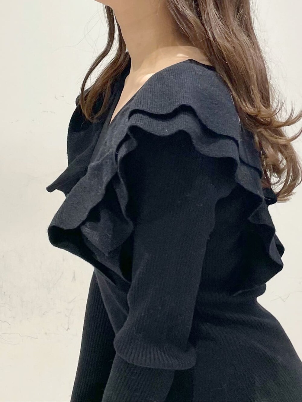 ブラック系のブーツ、ブラック系のワンピースを着用したレディースの冬コーディネートの4枚目の写真