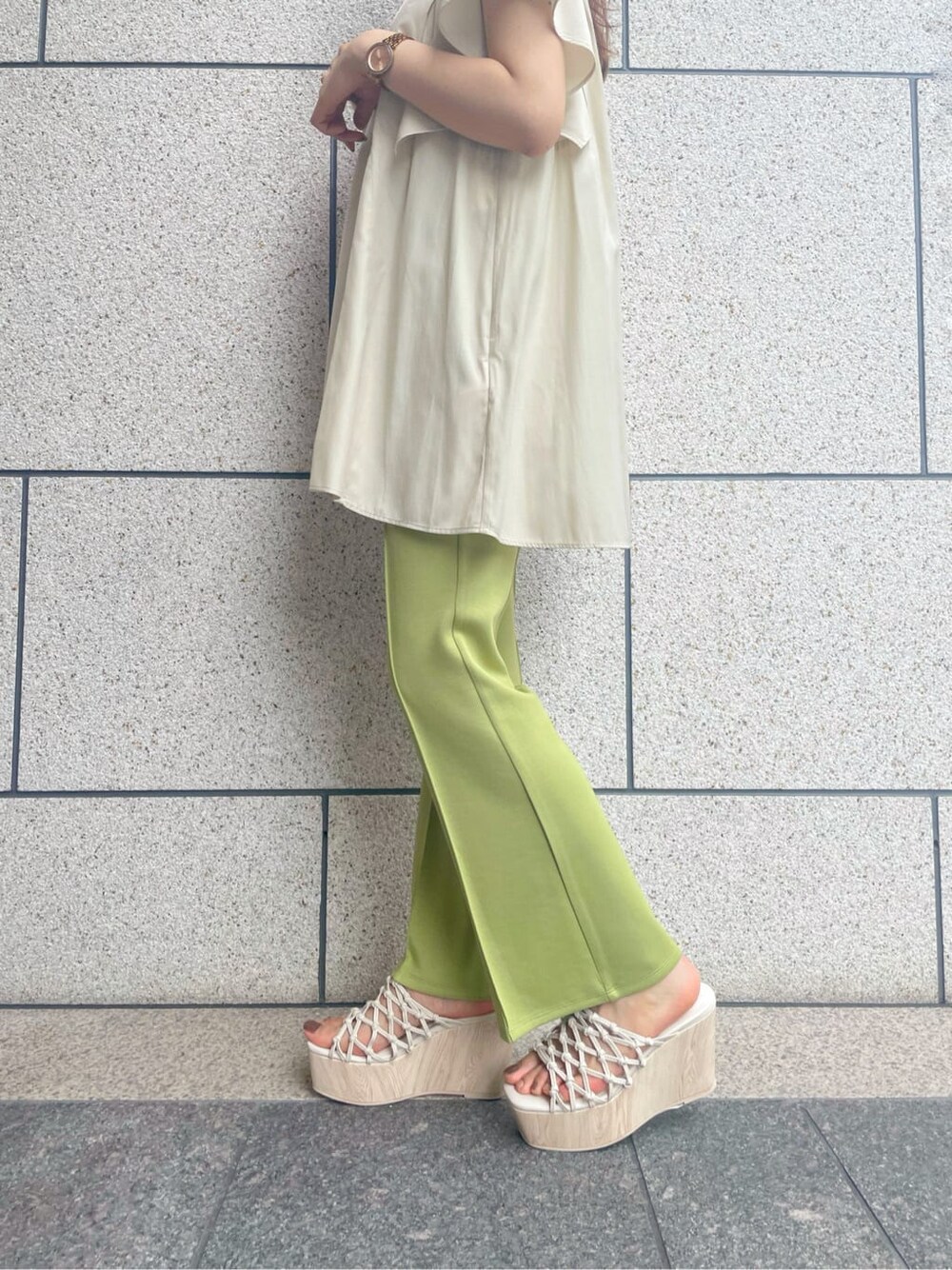 ホワイト系のサンダル、ベージュ系のシャツ/ブラウス、グリーン系のその他パンツを着用したレディースの夏コーディネートの8枚目の写真