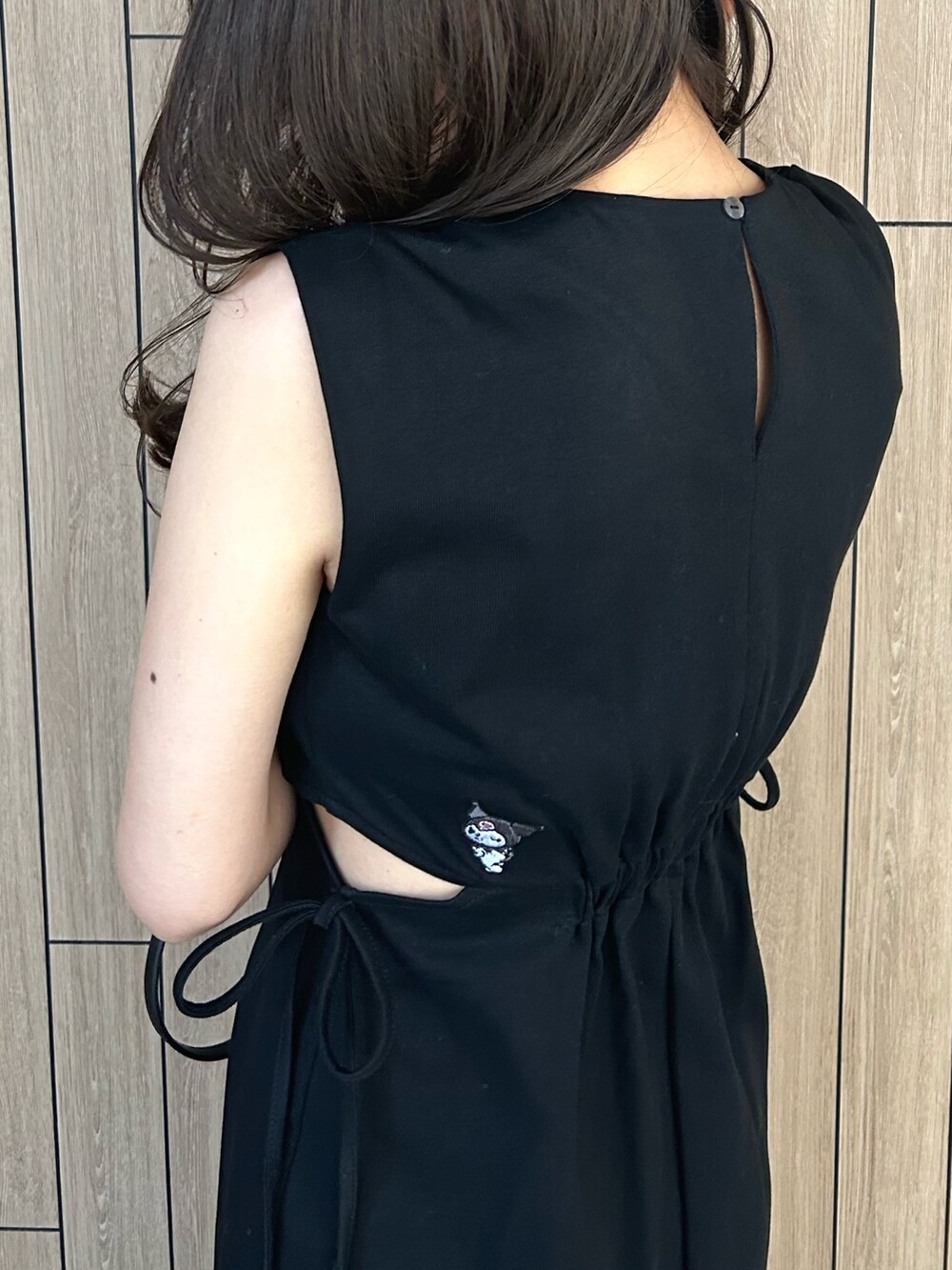 ブラック系のショルダーバッグ、ベージュ系のサンダル、ブラック系のワンピースを着用したレディースの春コーディネートの6枚目の写真