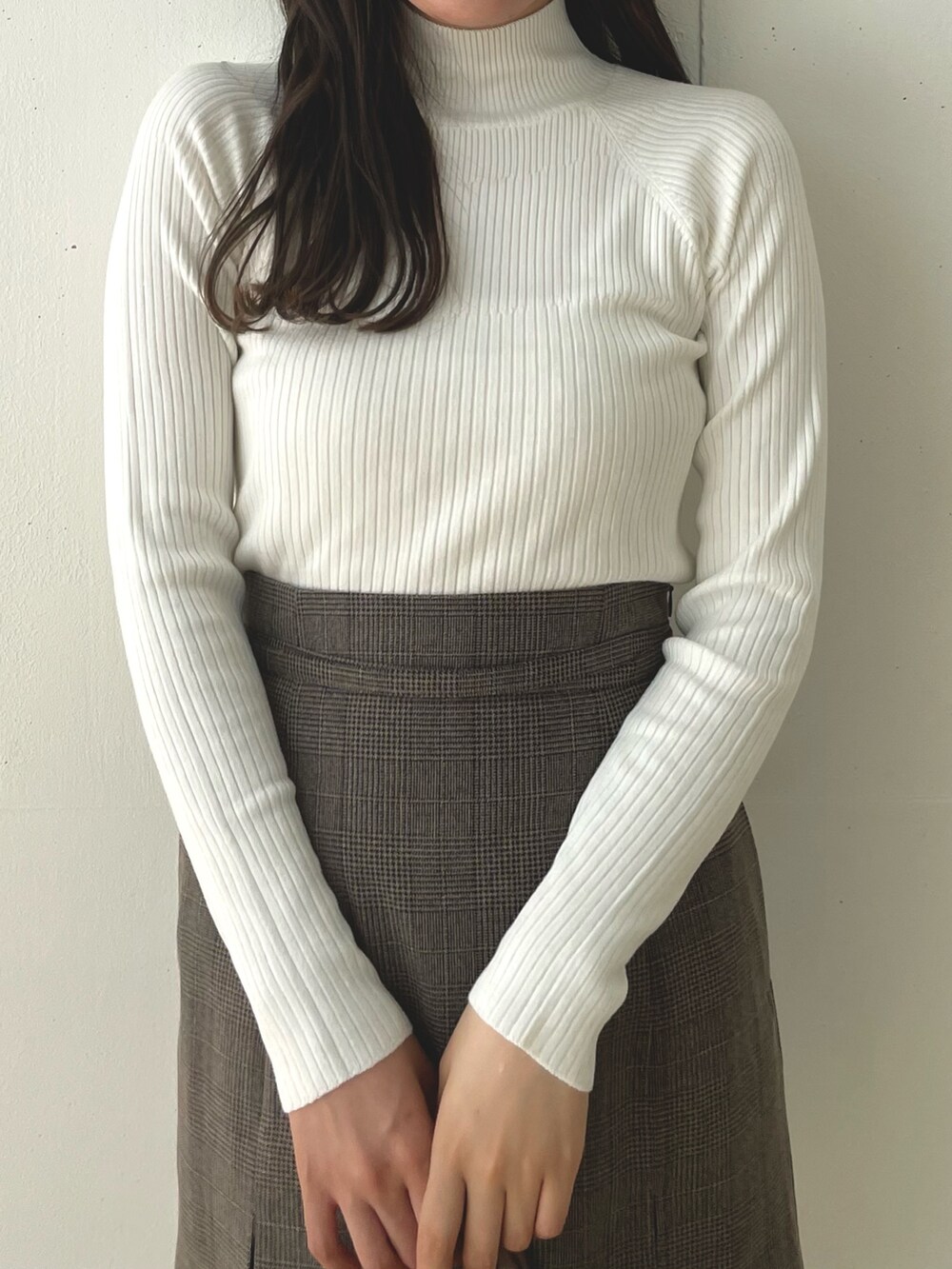 ブラウン系のテーラードジャケット、ブラウン系のその他パンツ、ブラウン系のブーツを着用したレディースの夏コーディネートの6枚目の写真