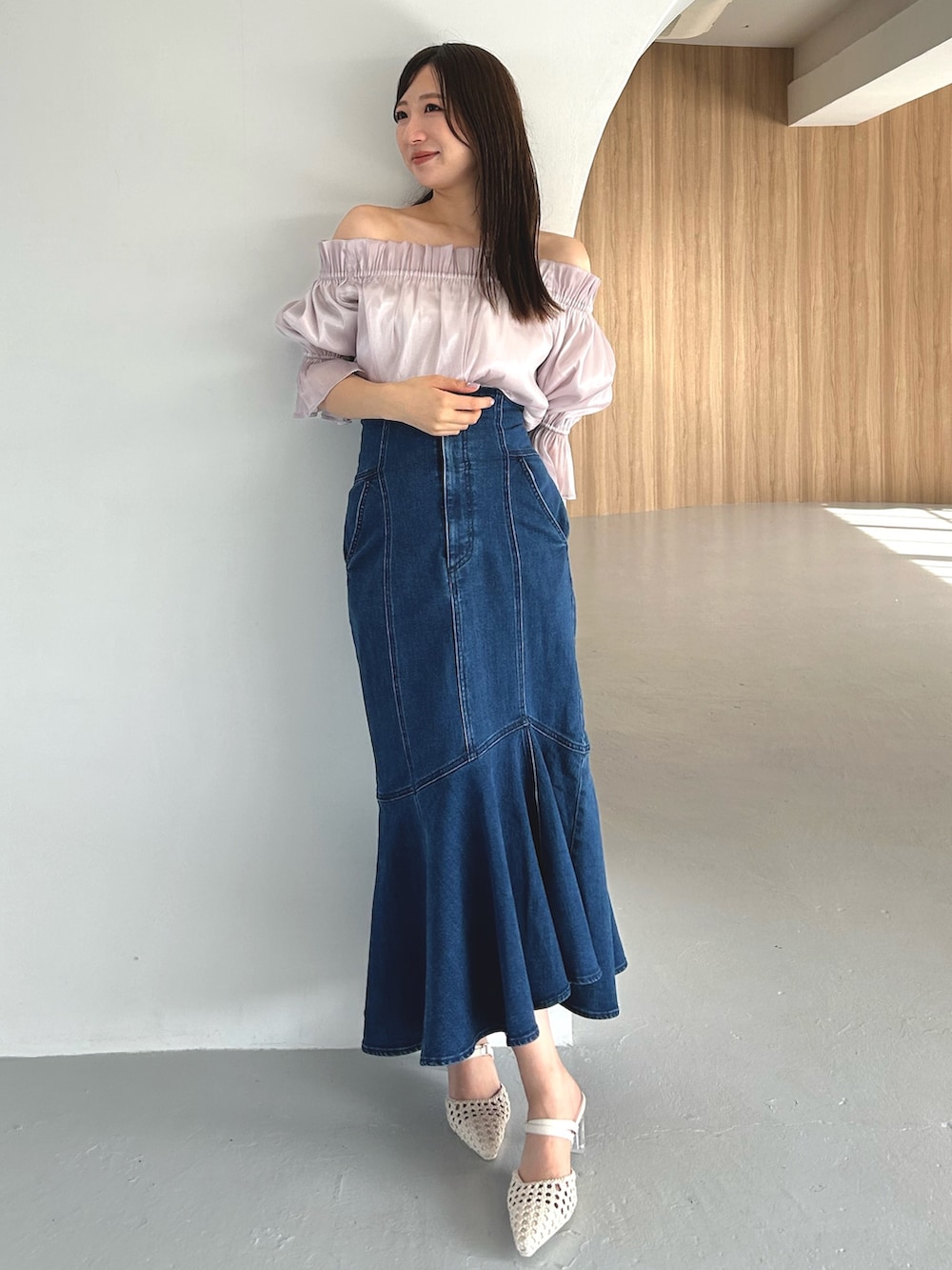 パープル系のシャツ/ブラウス、ブルー系のデニムスカート、ホワイト系のパンプスを着用したレディースの春コーディネートの2枚目の写真