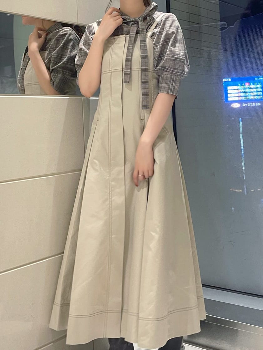 ベージュ系のワンピース、その他のシャツ/ブラウス、ブラウン系のその他シューズを着用したレディースの夏コーディネートの2枚目の写真