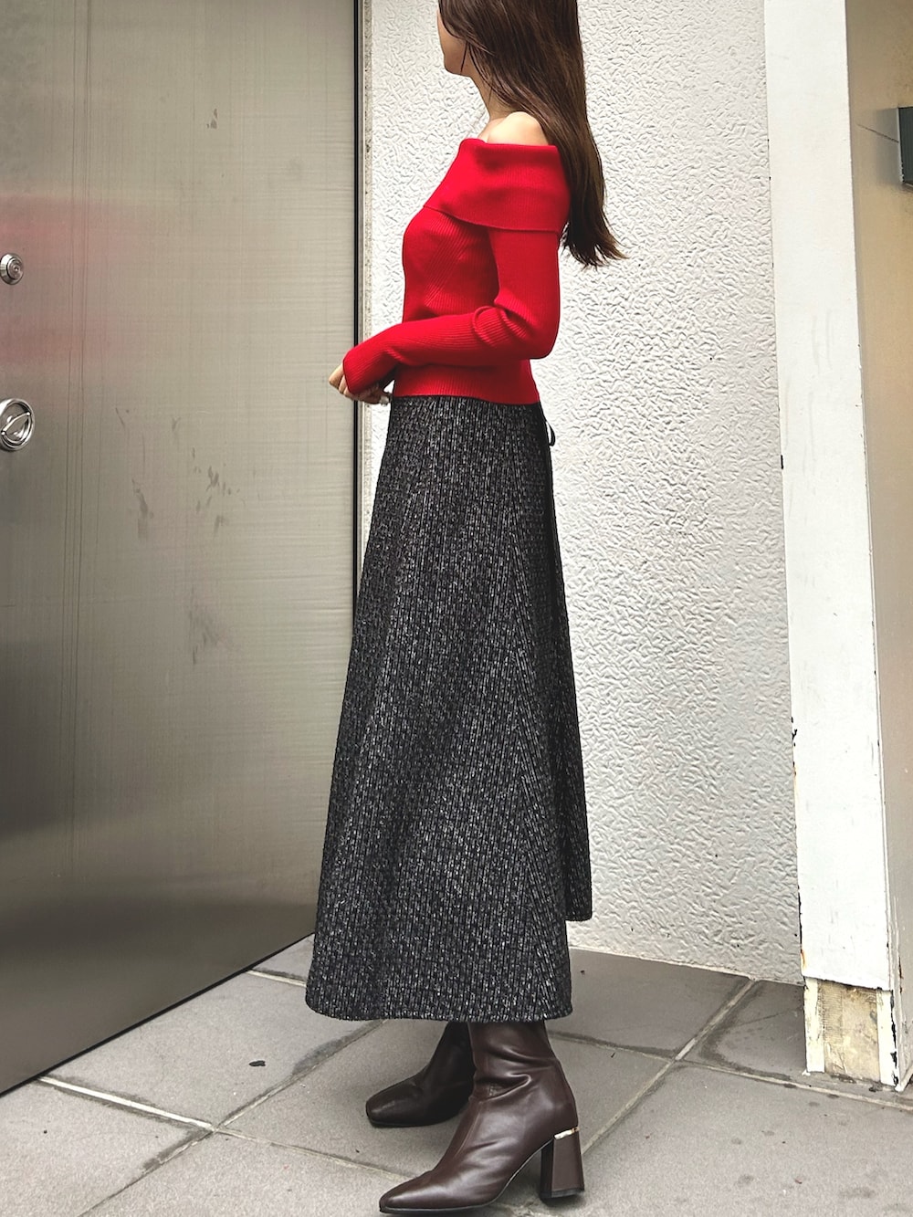 レッド系のニット/セーター、グレー系のその他アウター、ブラウン系のブーツを着用したレディースの冬コーディネートの4枚目の写真